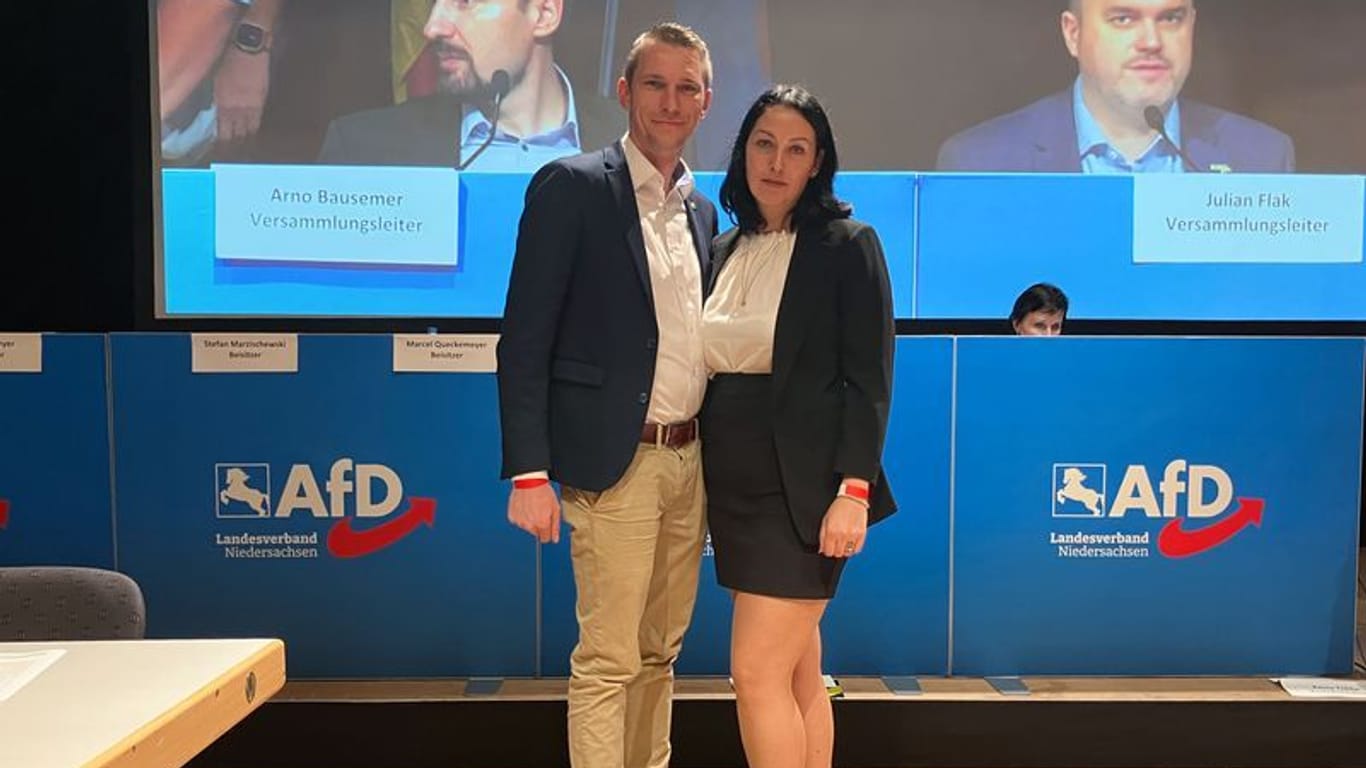 Frank Rinck, Landesvorsitzender der AfD Niedersachsen, und Sonja Nilz, neue Generalsekretärin der AfD Niedersachsen, stehen nebeneinander.