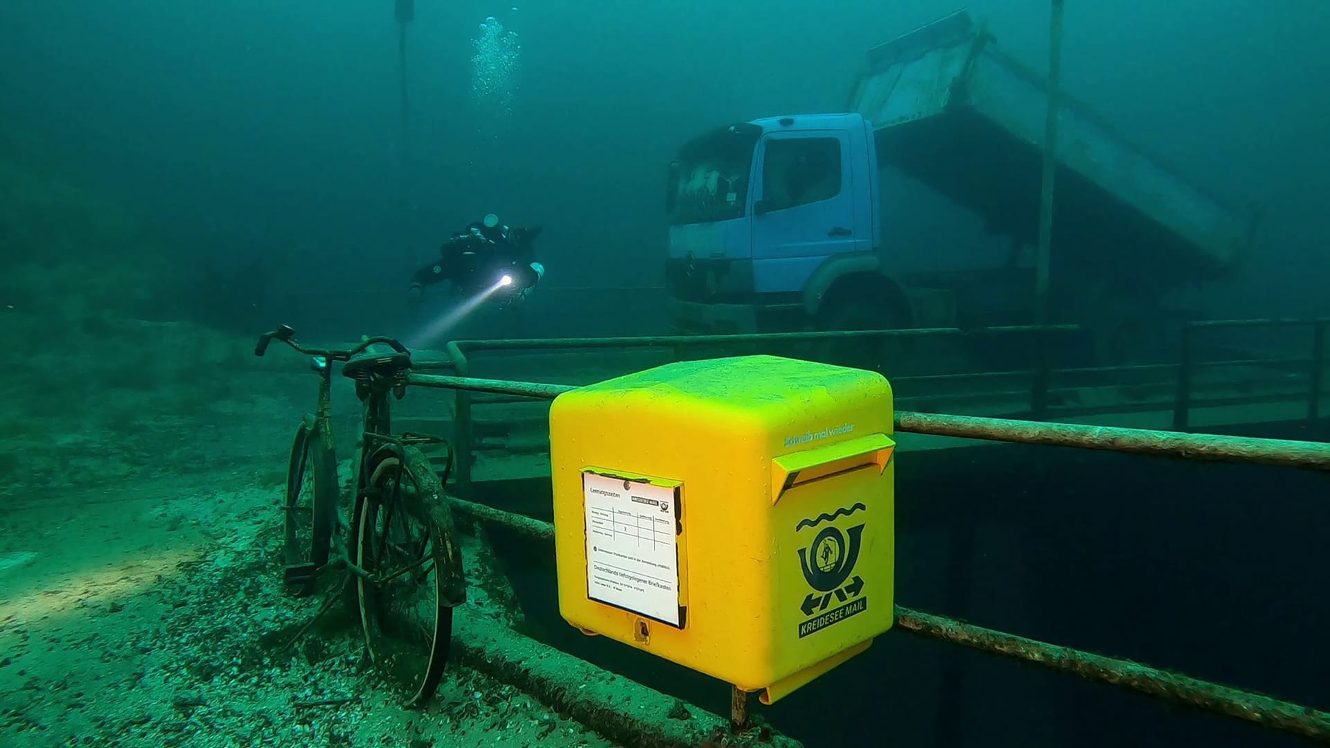 Ein gelber Briefkasten der Marke Eigenbau: Er ist im Kreidesee in einer Tiefe von 19 Metern unter Normalnull angebracht.