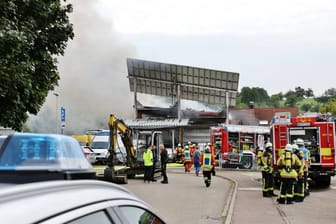 Großaufgebot der Feuerwehr wegen eines Garagenbrandes in Mittelbrüden: In dem Auenwalder Ortsteil in Baden-Württemberg brennt eine Halle mit E-Autos.