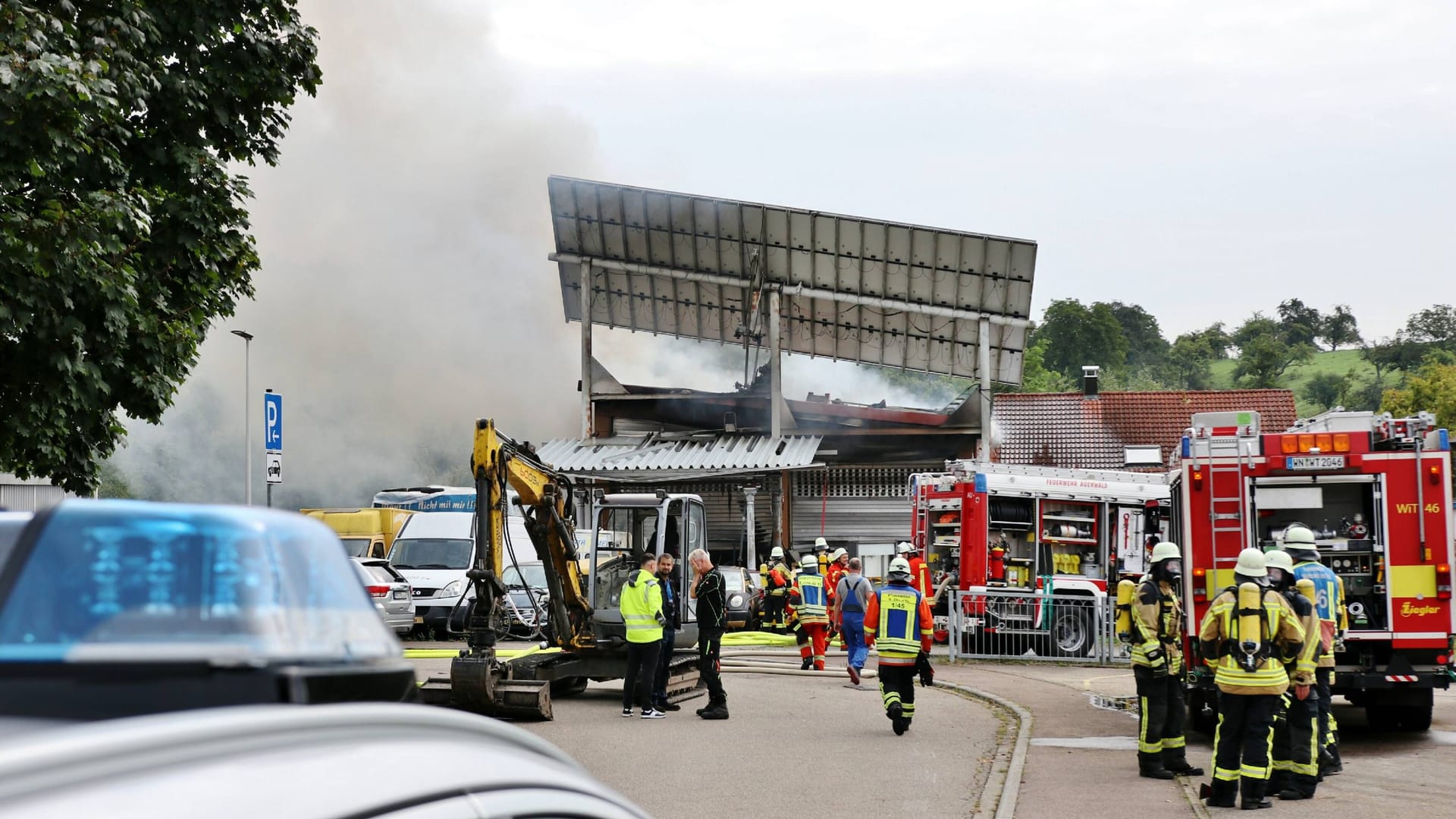 Großaufgebot der Feuerwehr wegen eines Garagenbrandes in Mittelbrüden: In dem Auenwalder Ortsteil in Baden-Württemberg brennt eine Halle mit E-Autos.