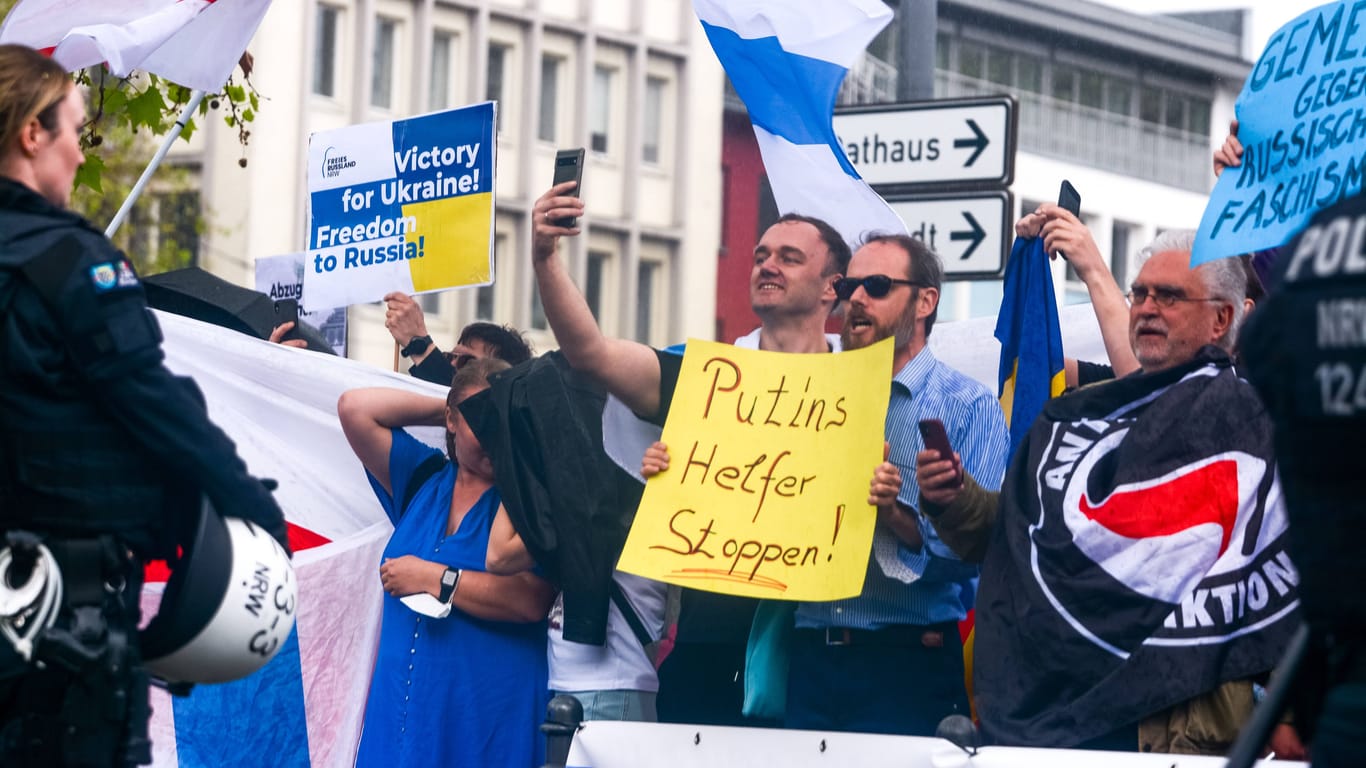 Kölner Heumarkt: Aktivisten versammeln sich, um gegen eine prorussische Demonstration zu protestieren.