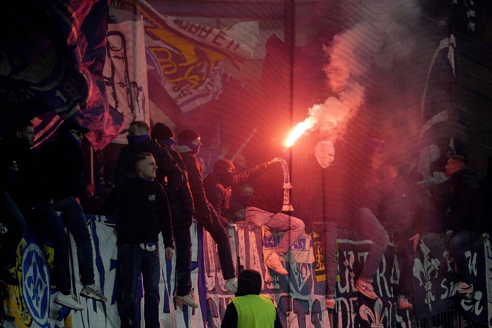 Pyrotechnik im Darmstädter Fanblock beim Pokal-Spiel im Februar in Frankfurt.