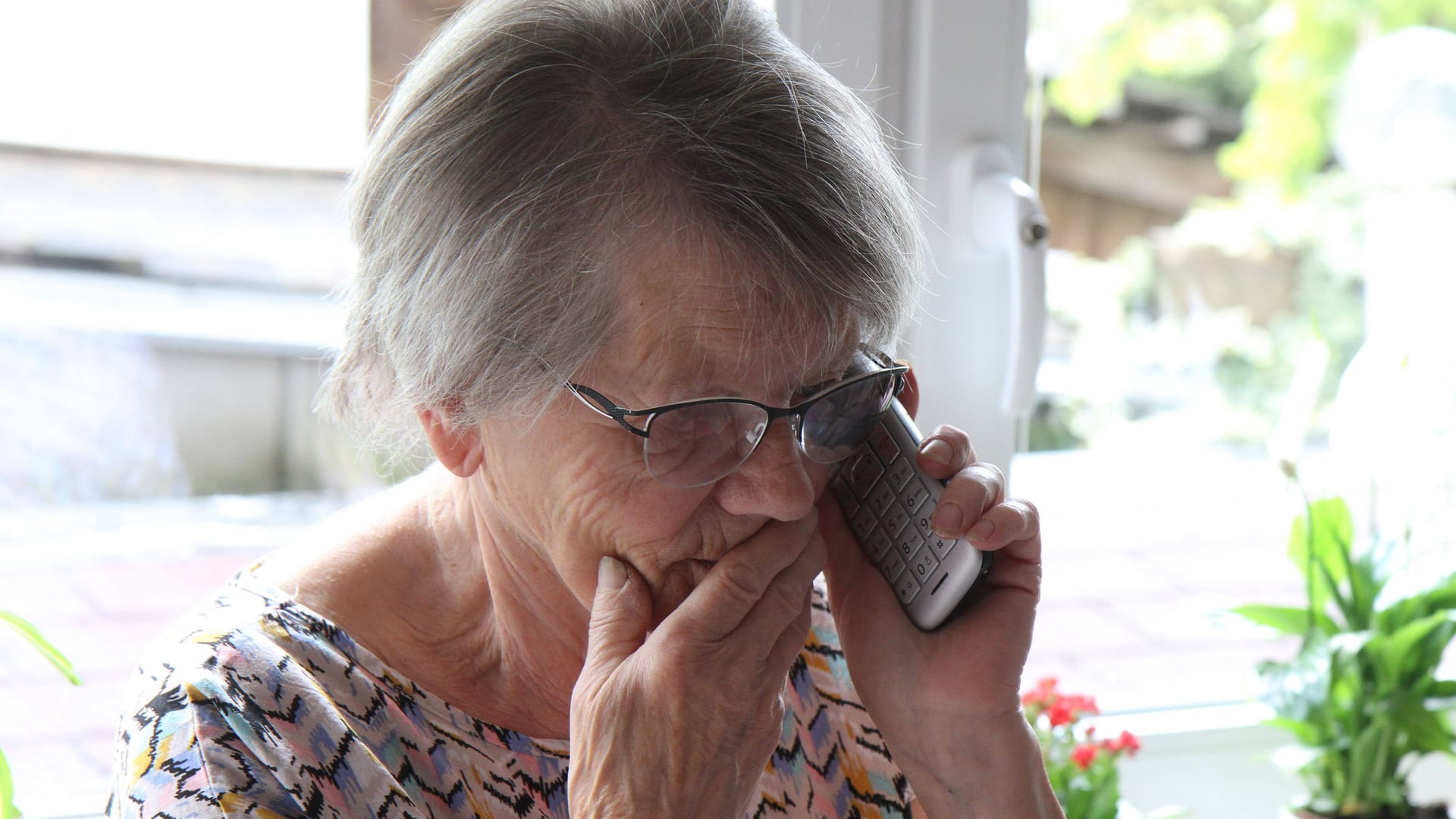 Rentnerin am Telefon (Symbolfoto): Im Rheinland kommt es derzeit zu einer Vielzahl von Schockanrufen.