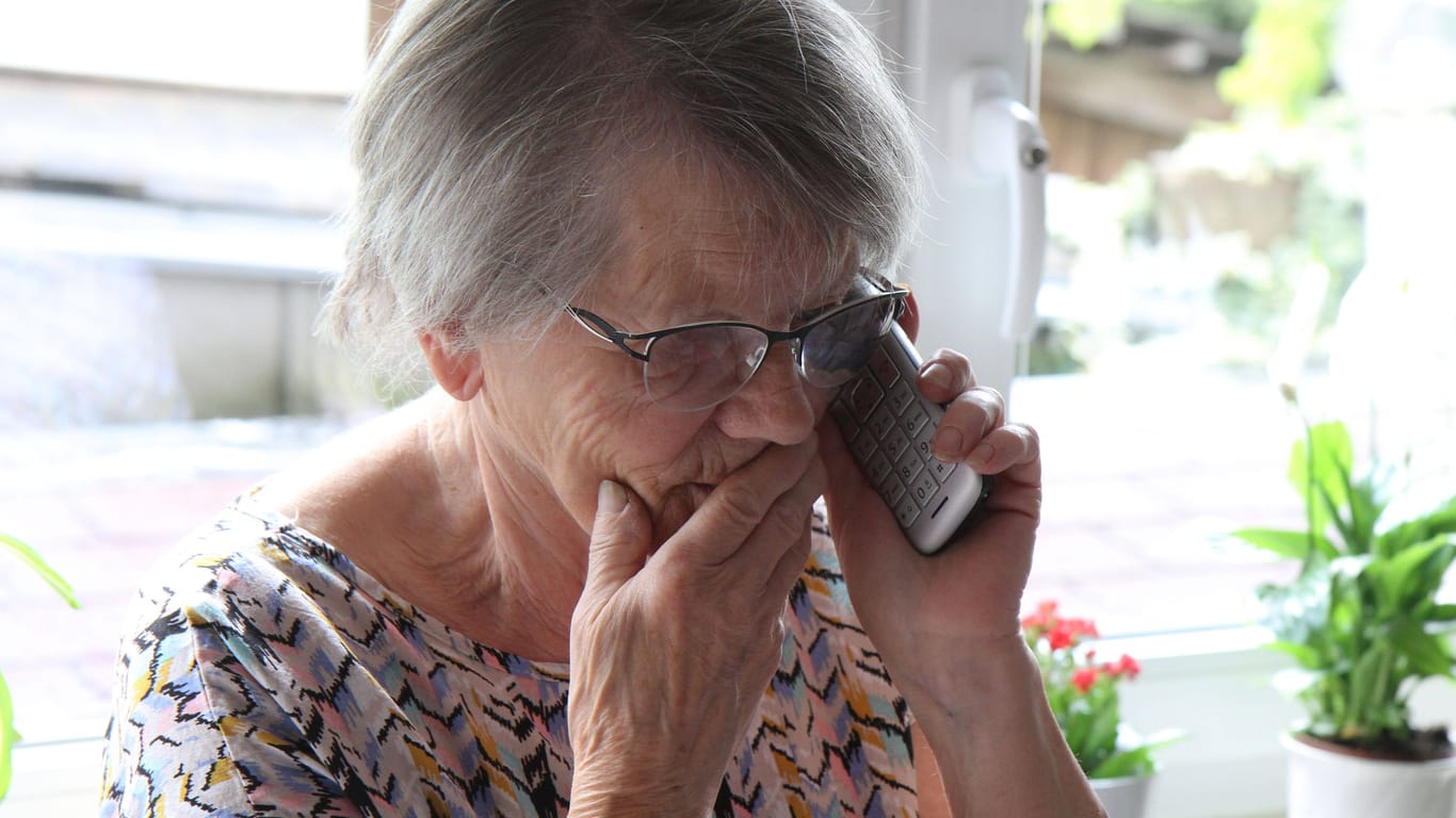 Rentnerin am Telefon (Symbolfoto): Im Rheinland kommt es derzeit zu einer Vielzahl von Schockanrufen.