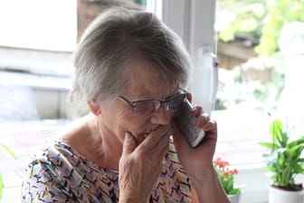 Rentnerin am Telefon (Symbolfoto): Im Rheinland kommt es derzeit zu einer Vielzahl von Schockanrufen.