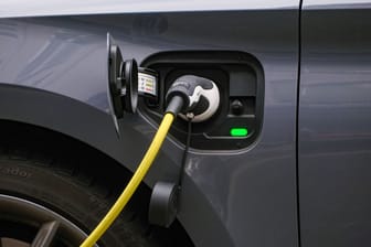 Schon wieder Strom tanken: Manche E-Autos müssen öfter an die Ladesäule als vom Hersteller versprochen.