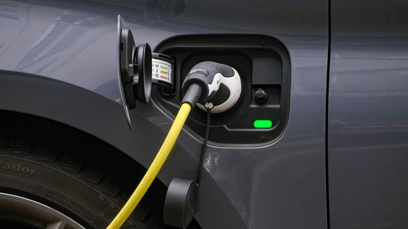 Schon wieder Strom tanken: Manche E-Autos müssen öfter an die Ladesäule als vom Hersteller versprochen.