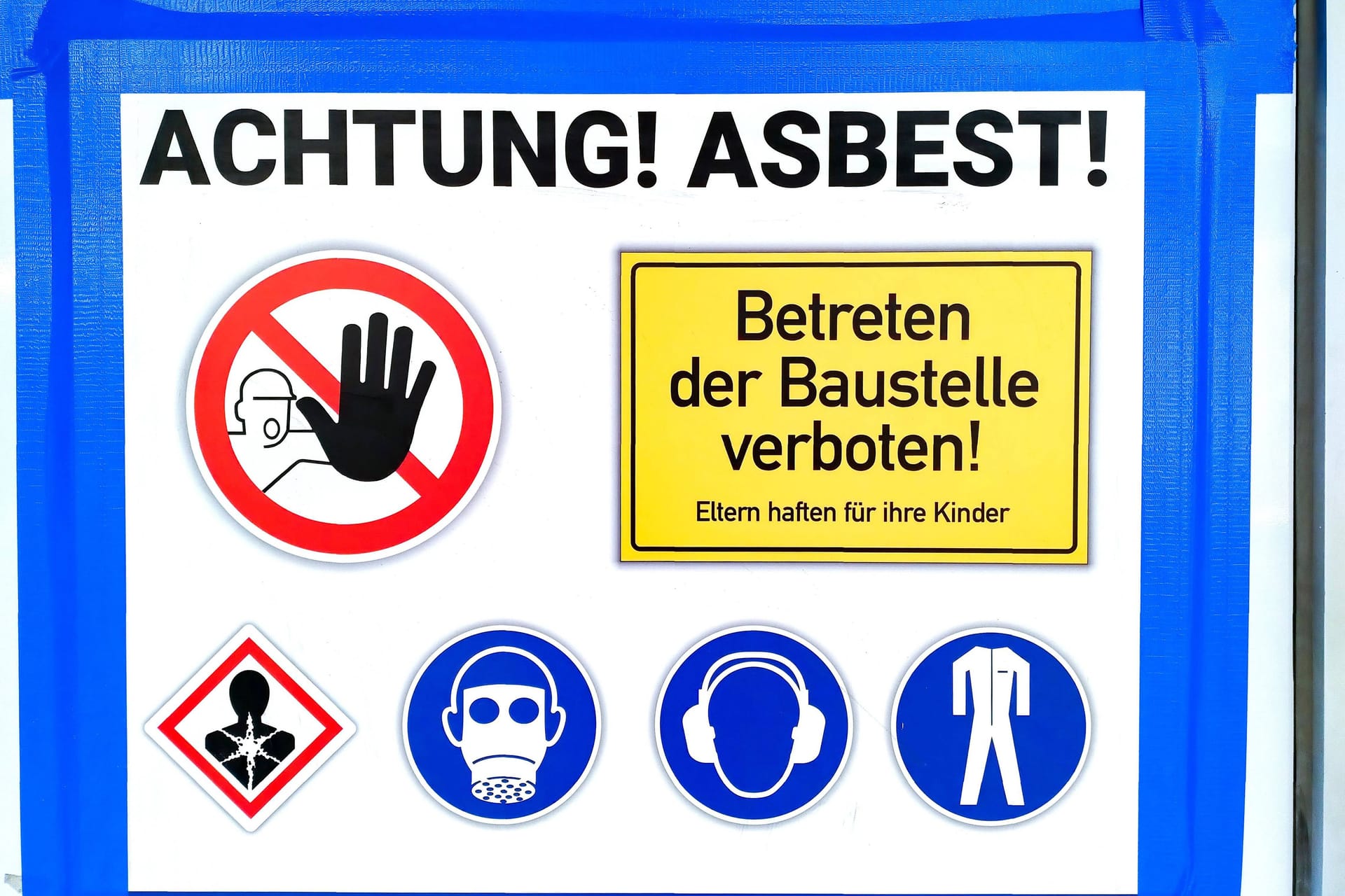 Ein Asbest Warnschild: Werden von Asbest befallene Gebäude saniert, besteht für die Bauarbeiter ein hohes Gesundheitsrisiko.