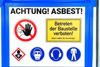 Ein Asbest Warnschild: Werden von Asbest befallene Gebäude saniert, besteht für die Bauarbeiter ein hohes Gesundheitsrisiko.