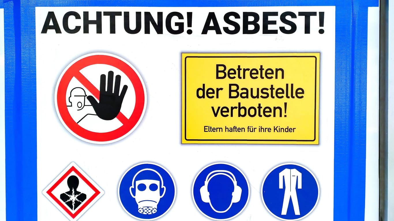 Ein Asbest Warnschild: Werden von Asbest befallene Gebäude saniert, besteht für die Bauarbeiter ein hohes Gesundheitsrisiko.