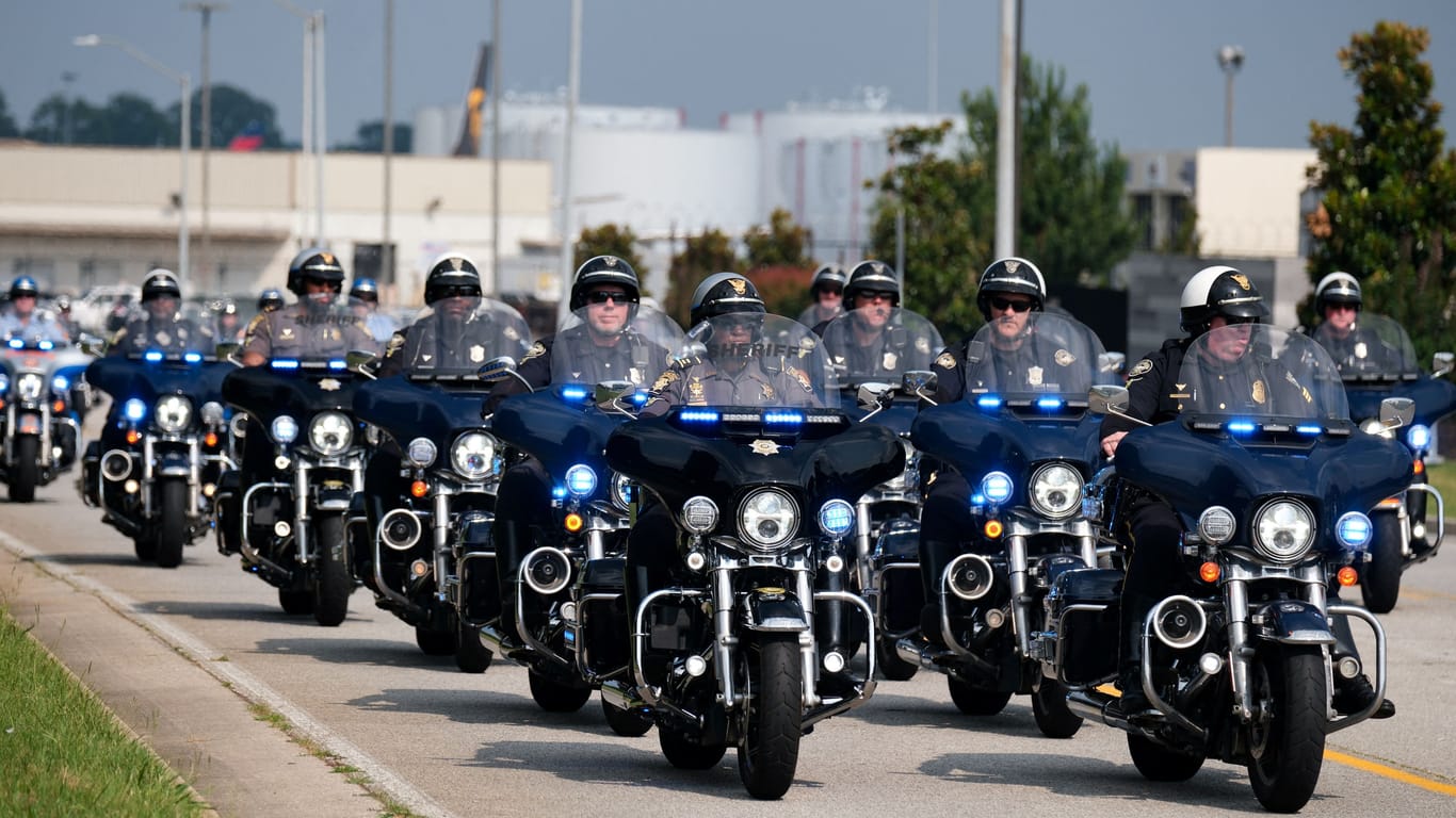 Motorrad-Staffel für den Ex-Präsidenten: Donald Trump wird Geleitschutz von Polizei und Secret Service zum Gefängnis gefahren.