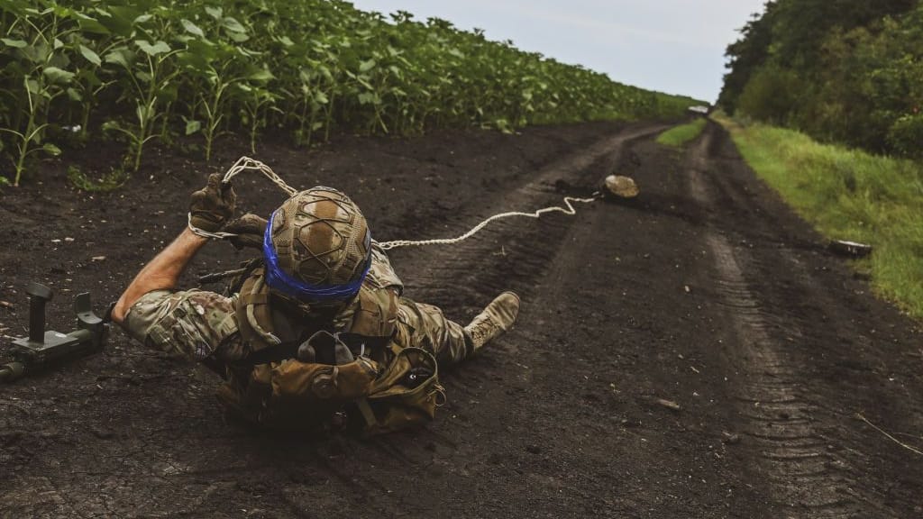 Ein Soldat der ukrainischen 35. Marinebrigade entschärft eine Mine: Russland verlegt mehrschichtige Minenfelder, um dem ukrainischen Vorstoß zu verlangsamen.