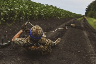 Ein Soldat der ukrainischen 35. Marinebrigade entschärft eine Mine: Russland verlegt mehrschichtige Minenfelder, um dem ukrainischen Vorstoß zu verlangsamen.