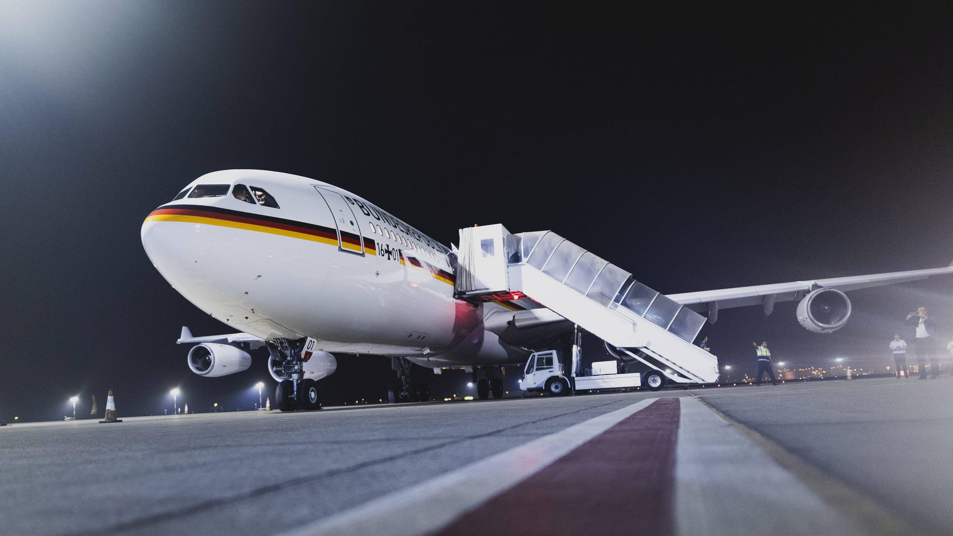 Das Regierungsflugzeug A340 nachts auf dem Flughafen in Abu Dhabi