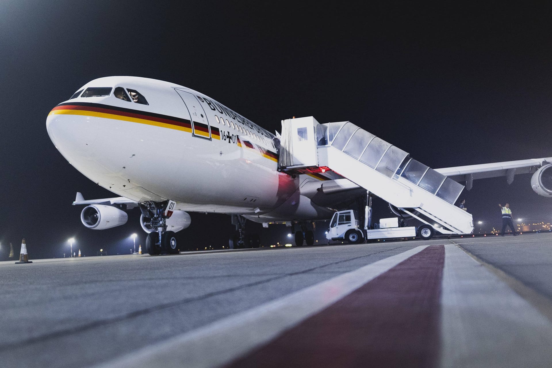 Das Regierungsflugzeug A340 nachts auf dem Flughafen in Abu Dhabi