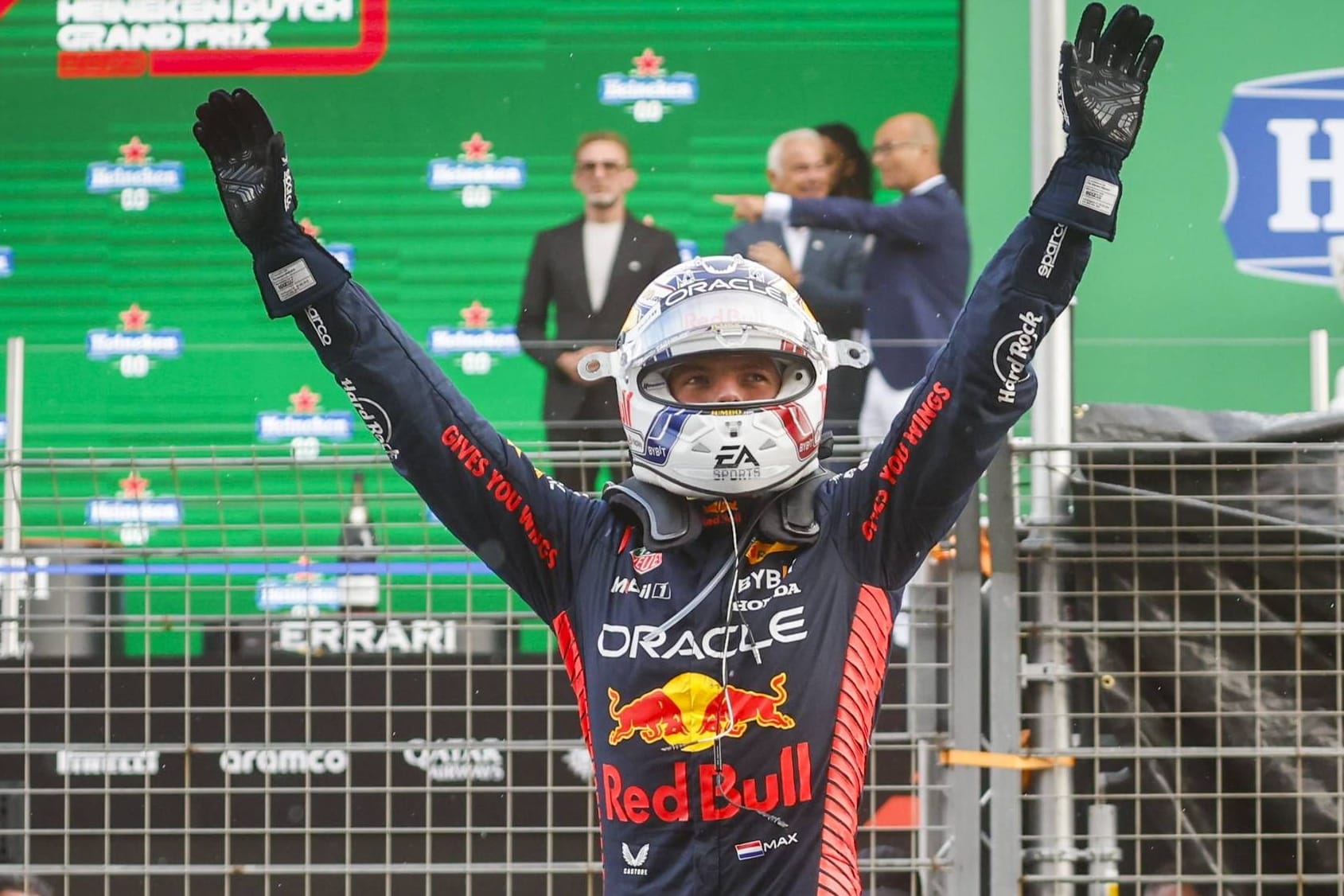 Weiter nicht zu schlagen: Max Verstappen feiert nach seinem Sieg in Zandvoort.