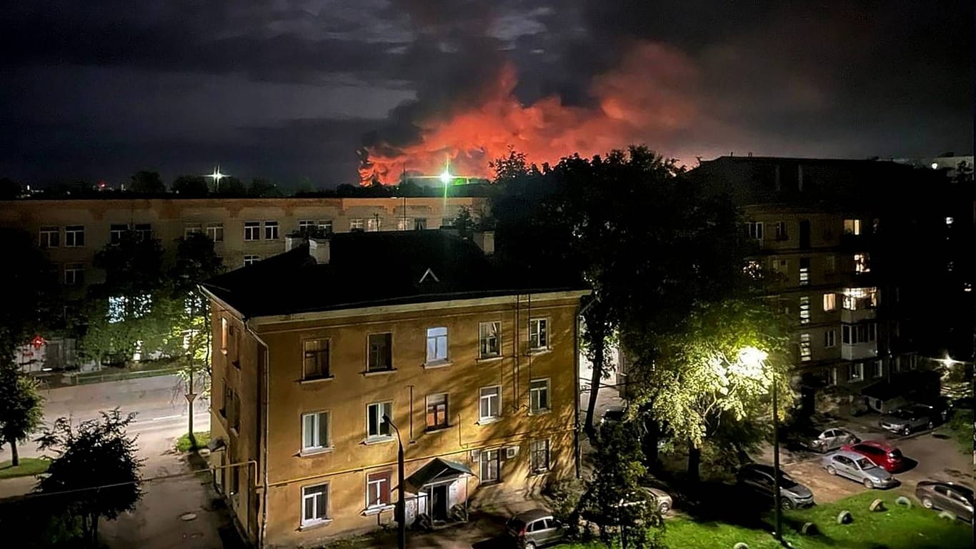 Pskow in Russland: Nach einem Drohnenangriff soll es Brände auf dem Flughafengelände gegeben haben.
