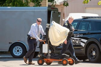 Beamte untersuchen ein Haus in Provo im US-Bundesstaat Utah: Ein Mann wurde dort von FBI-Beamten während einer Hausdurchsuchung erschossen.