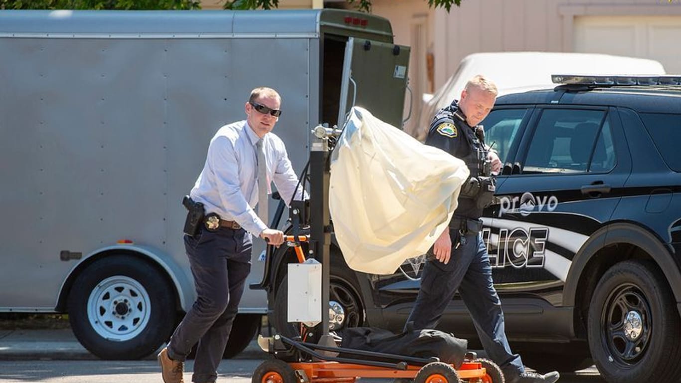 Beamte untersuchen ein Haus in Provo im US-Bundesstaat Utah: Ein Mann wurde dort von FBI-Beamten während einer Hausdurchsuchung erschossen.