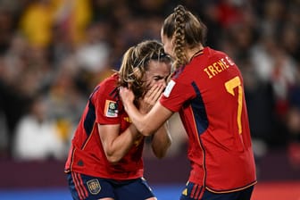 Irene Paredes (l.) und Irene Guerrero im WM-Finale: Die Spanierinnen erlebten trotz Titel mit ihrem Team eine turbulente WM.