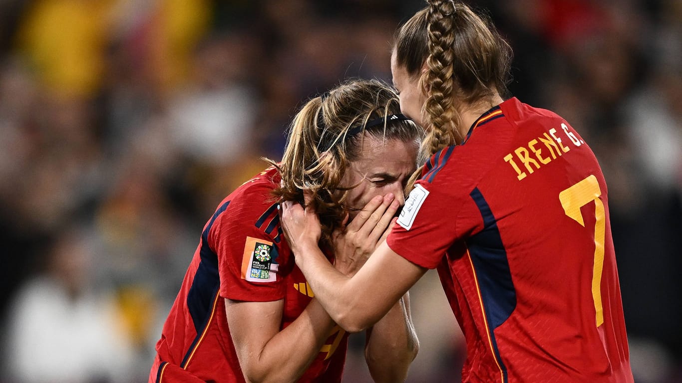 Irene Paredes (l.) und Irene Guerrero im WM-Finale: Die Spanierinnen erlebten trotz Titel mit ihrem Team eine turbulente WM.