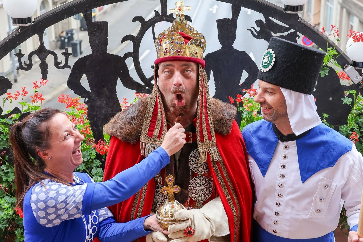 Das Bademädchen aus Bad Schlema (Susann Küchler, l-r) zieht dem Kaiser Barbarossa (Axel Schlesinger) während eines Fototermins zum bevorstehenden „Tag der Sachsen“ am Bart und der Auer Blaufarbenwerker (Marcus Hoffmann) schaut zu.