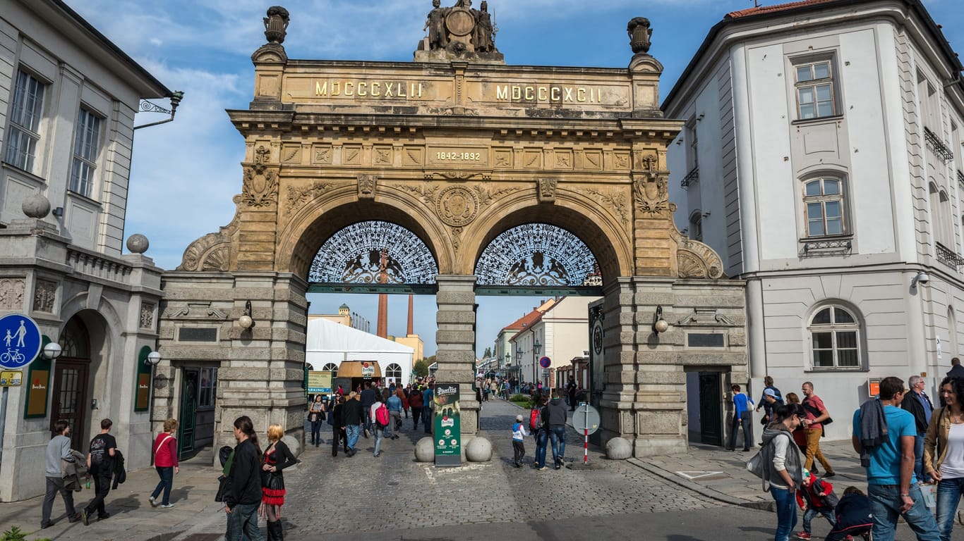 Das eigentliche Stadttor: Die Zufahrt zur Pilsner Urquell-Brauerei zeigt den Reisenden schon von Weiten, welchen Stellenwert das Bier in dieser Stadt hat.