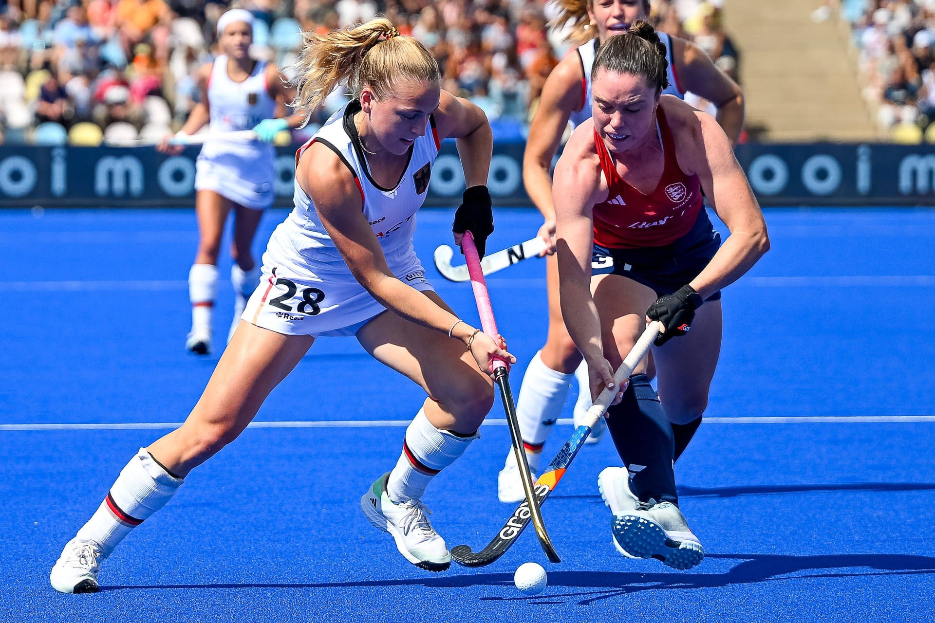 Deutschlands Jette Fleschütz im Duell mit Englands Grace Balsdon.