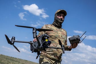 Ein ukrainischer Soldat mit einer Drohne: Teilweise greift die Ukraine auch auf einfache Modelle aus China zurück.