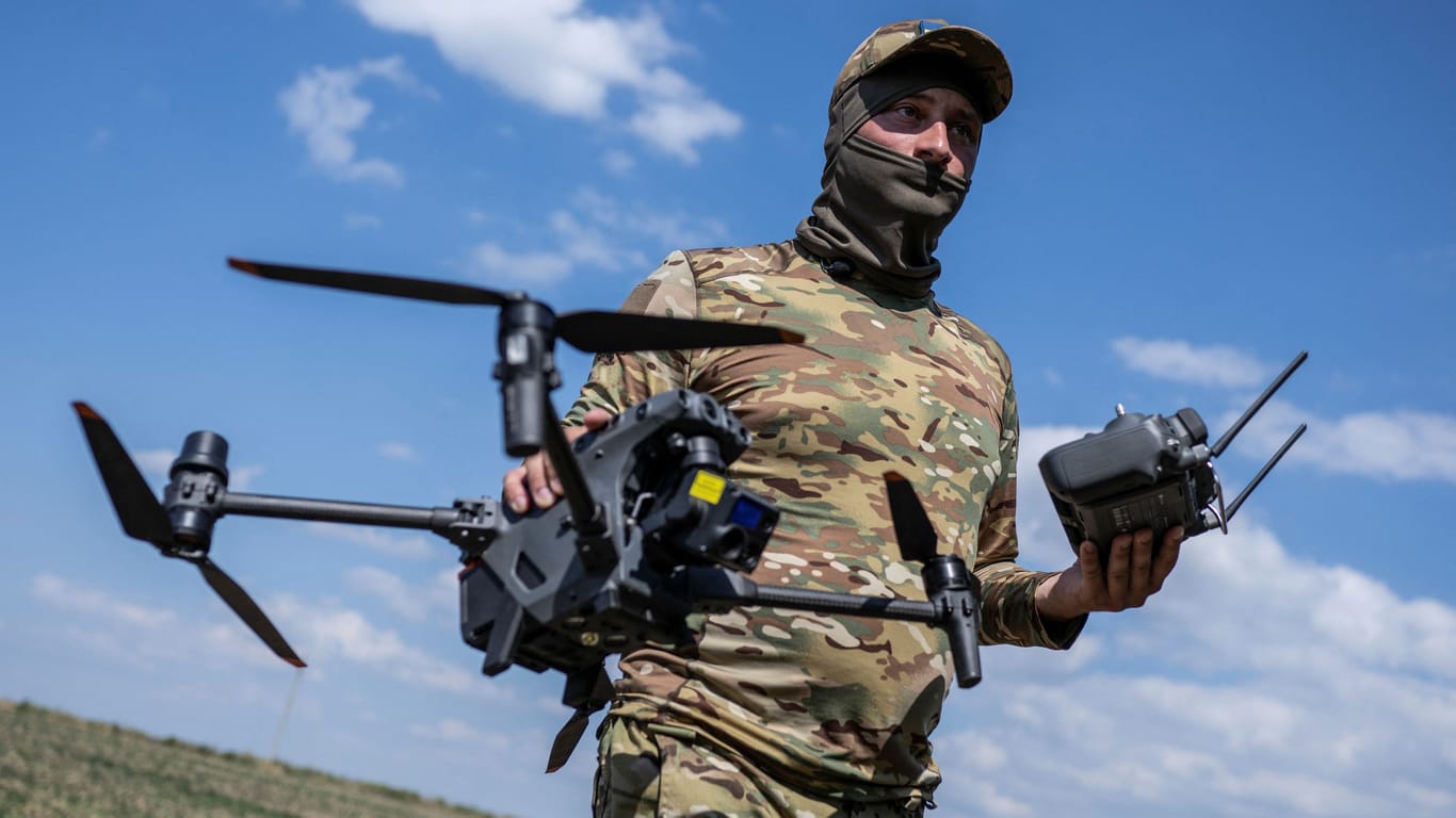 Ein ukrainischer Soldat mit einer Drohne: Teilweise greift die Ukraine auch auf einfache Modelle aus China zurück.