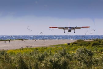 Flugzeug landet auf Helgoländer Düne (Symbolbild): Der Flugplatz gilt als sehr anspruchsvoll für Piloten.