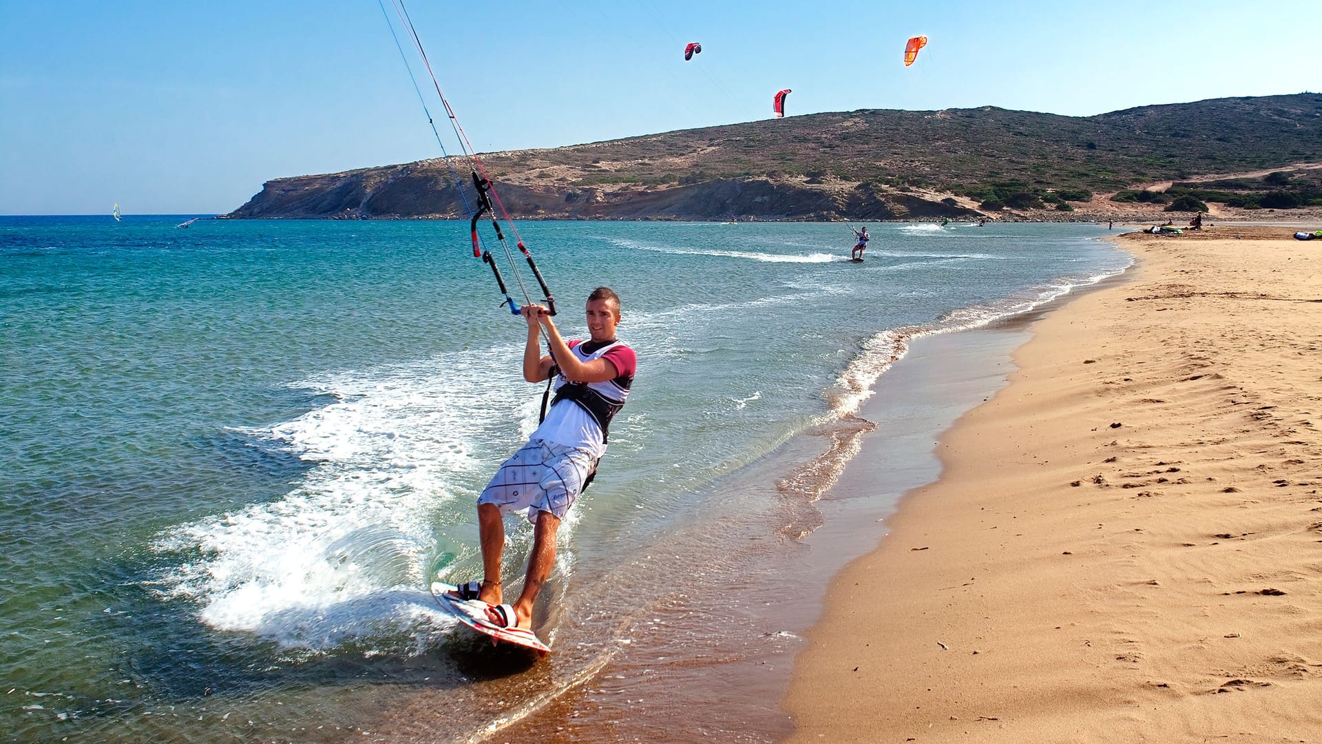 Prasonisi ist durch zwei wunderschöne Buchten mit dem Festland verbunden. Im Westen zieht der starke Wind vor allem Wind- und Kitesurfer an.