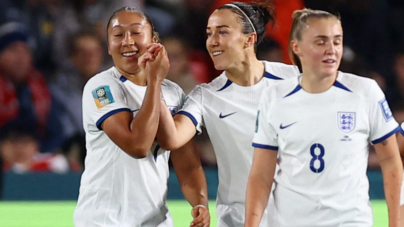 Englands Spielerinnen feiern das 3:0.