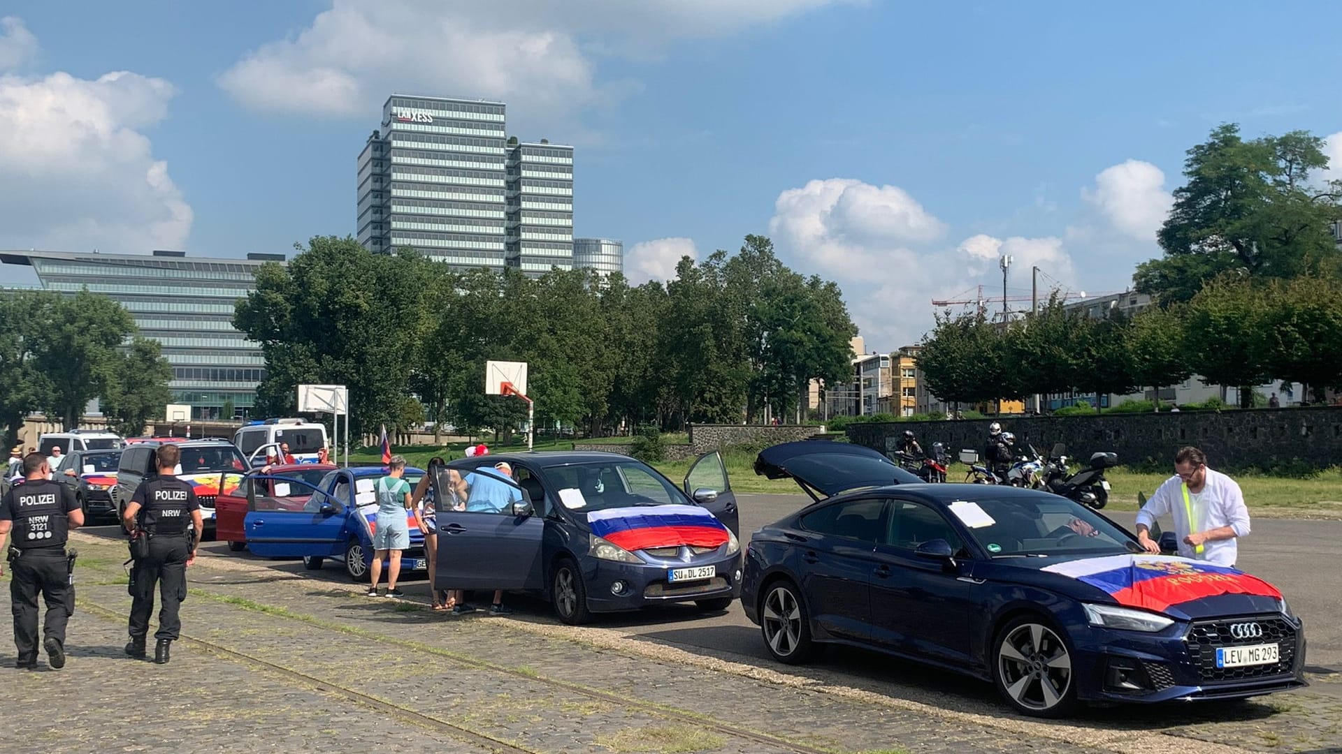 Die wenigen Teilnehmer verzierten ihre Autos mit russichen Flaggen.