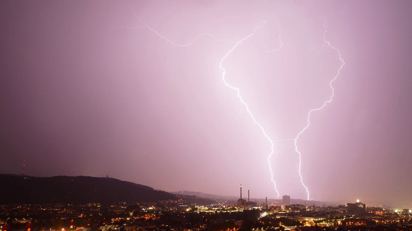 Blitze über Stuttgart in der Nacht: Im Netz dokumentierten zahlreiche Baden-Württemberger die Auswirkungen des Unwetters.