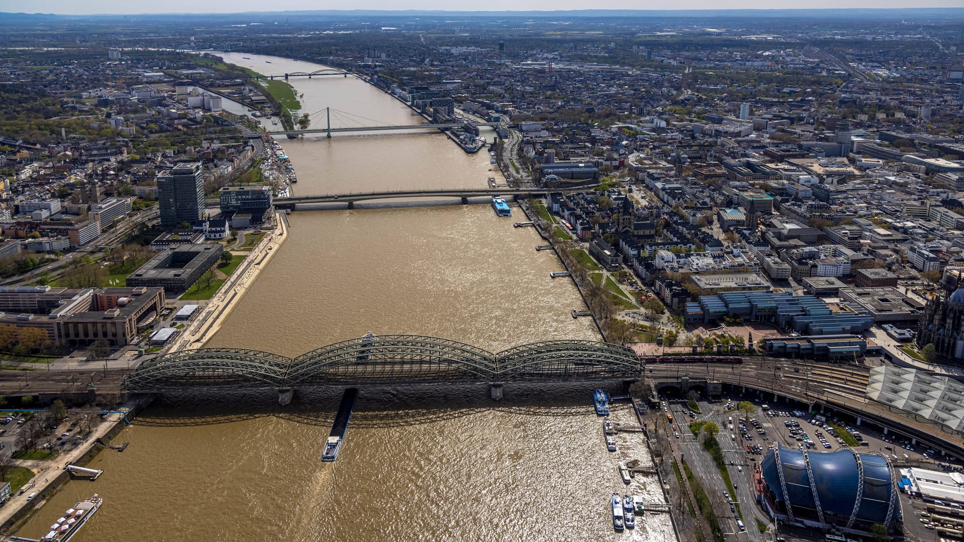 Luftbild von vier der sieben Rheinbrücken (Archiv): Zu sehen sind die Hohenzollernbrücke, Deutzer Brücke, Severinsbrücke und Südbrücke.