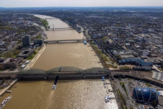 Luftbild von vier der sieben Rheinbrücken (Archiv): Zu sehen sind die Hohenzollernbrücke, Deutzer Brücke, Severinsbrücke und Südbrücke.