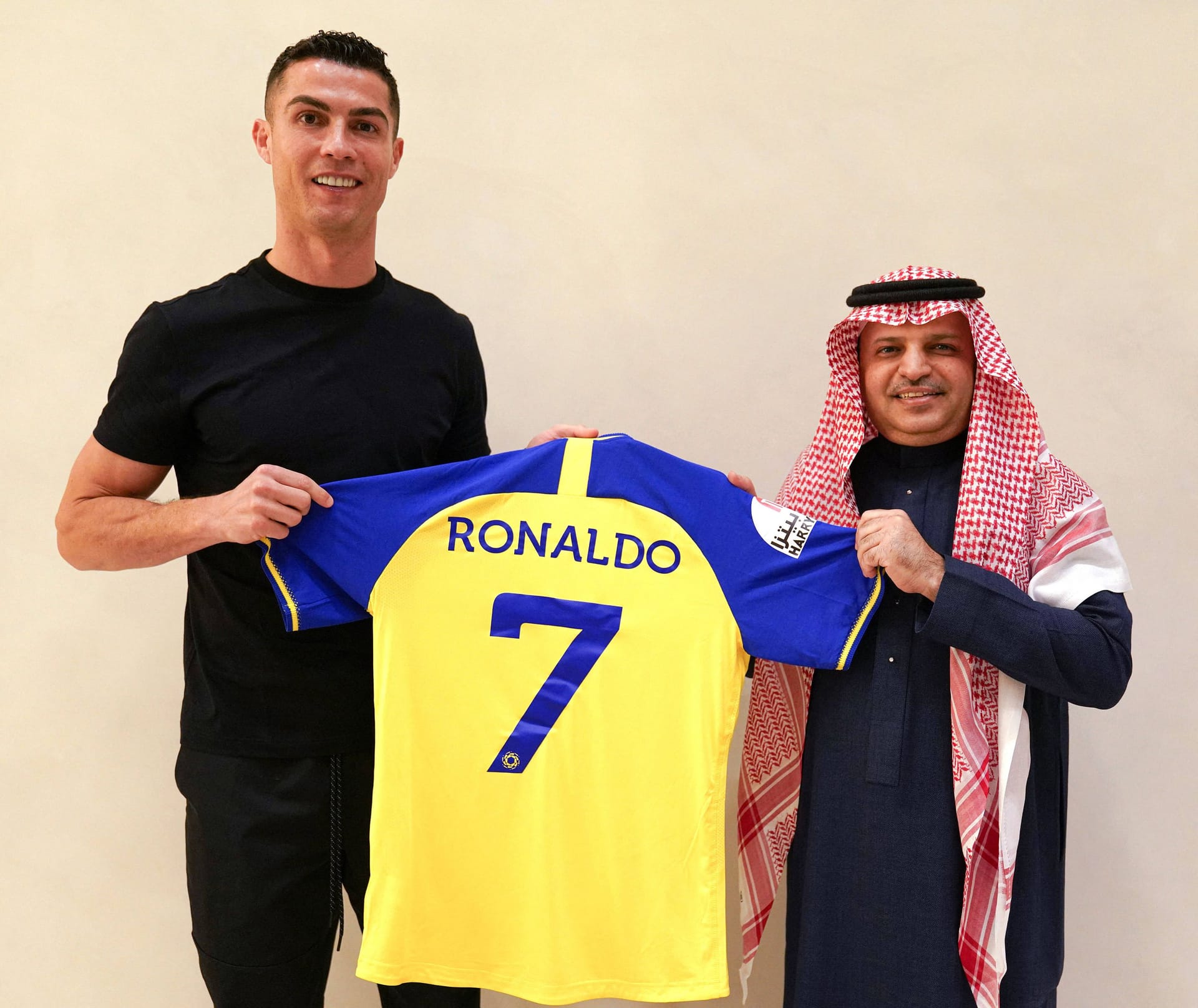 Transfer- und PR-Coup: Cristiano Ronaldo (li.) im vergangenen Dezember bei der Vertragsunterzeichnung mit al-Nassr-Präsident Musalli Al-Muammar.