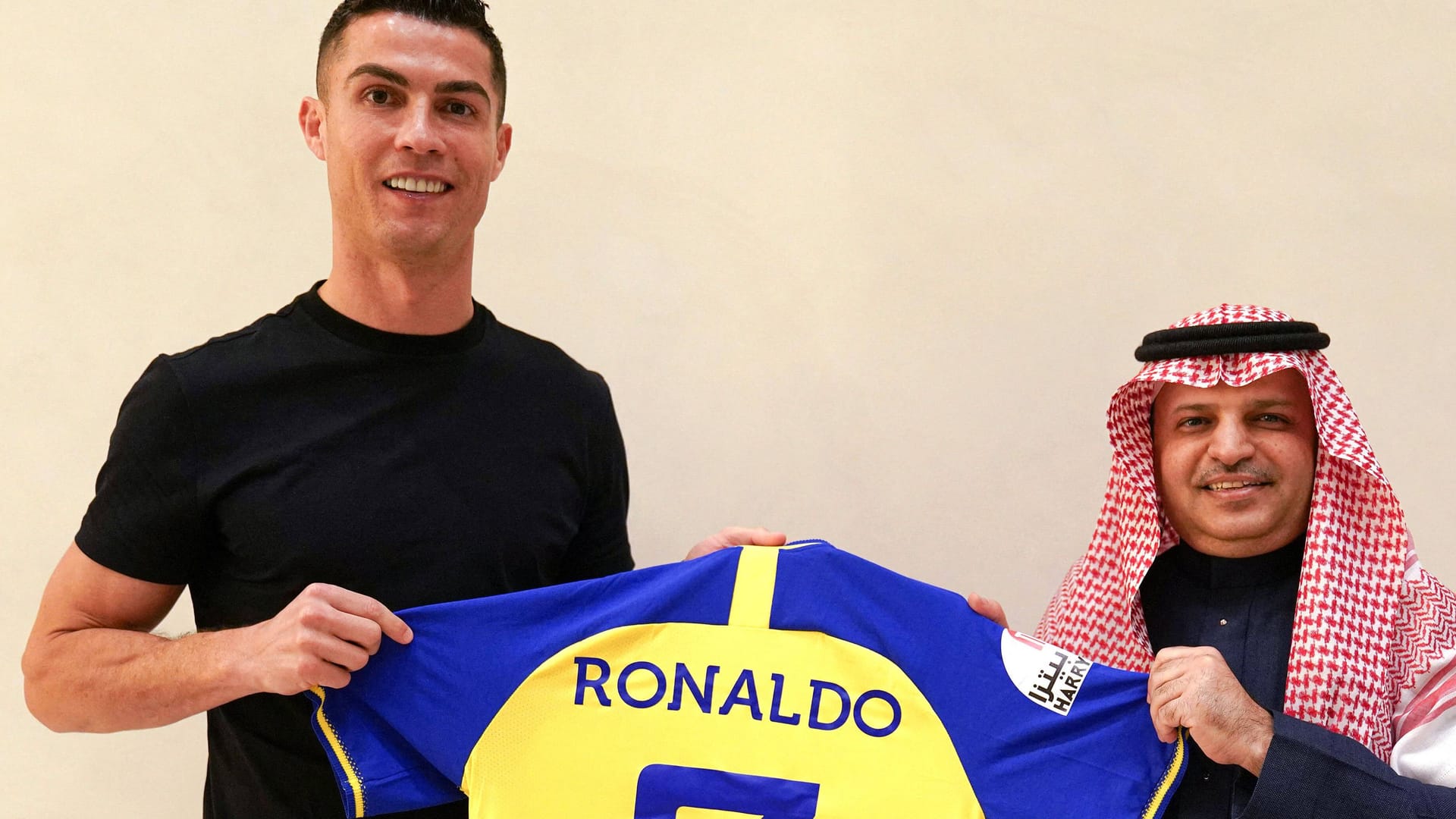 Transfer- und PR-Coup: Cristiano Ronaldo (li.) im vergangenen Dezember bei der Vertragsunterzeichnung mit al-Nassr-Präsident Musalli Al-Muammar.