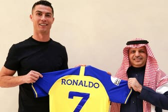 Transfer- und PR-Coup: Cristiano Ronaldo (li.) im vergangenen Dezember bei der Vertragsunterzeichnung mit al-Nassr-Präsident Musalli Al-Muammar.