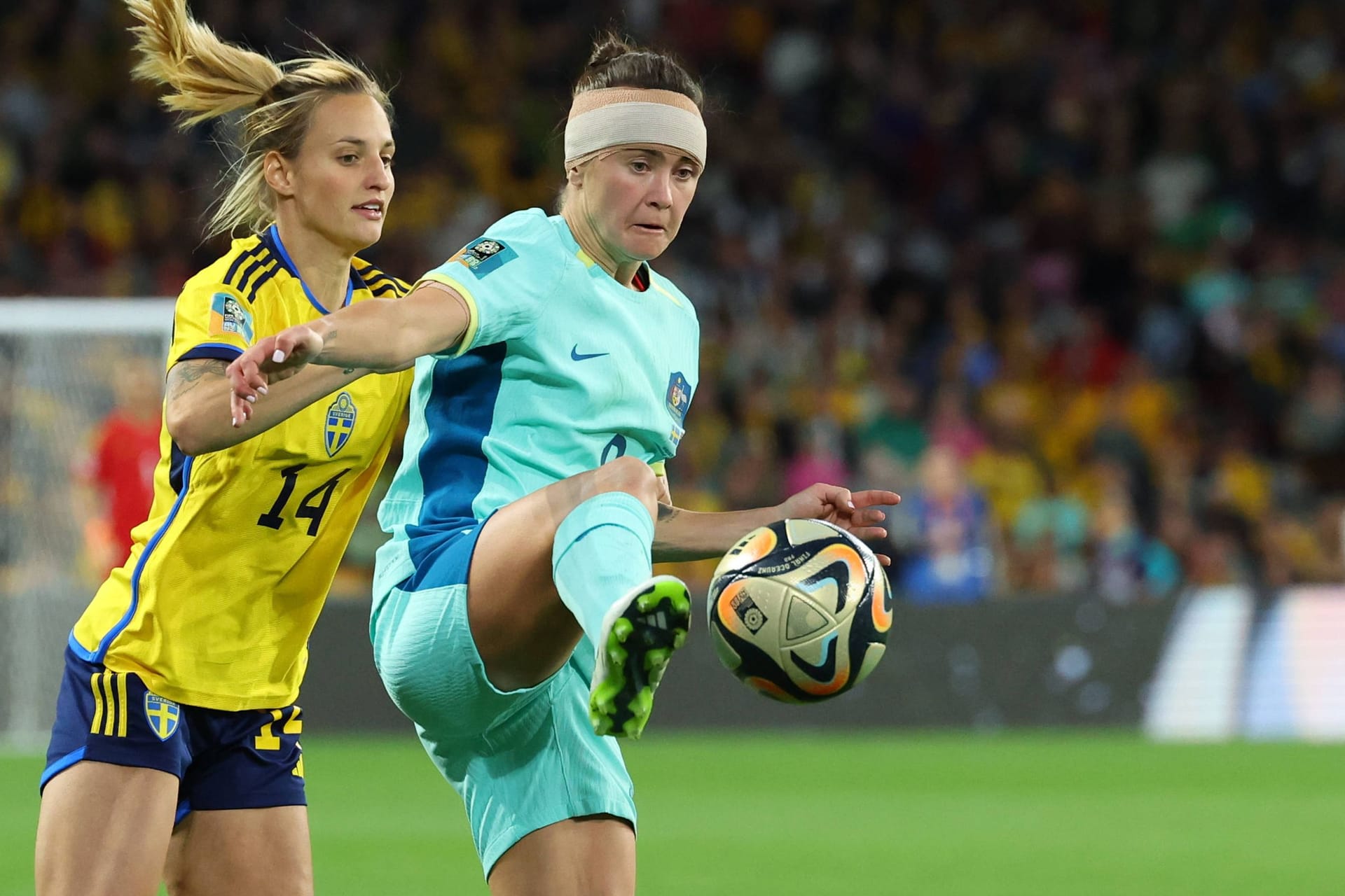 Australiens Caitlin Foord (r.) im Duell mit Schwedens Nathalie Bjoern.