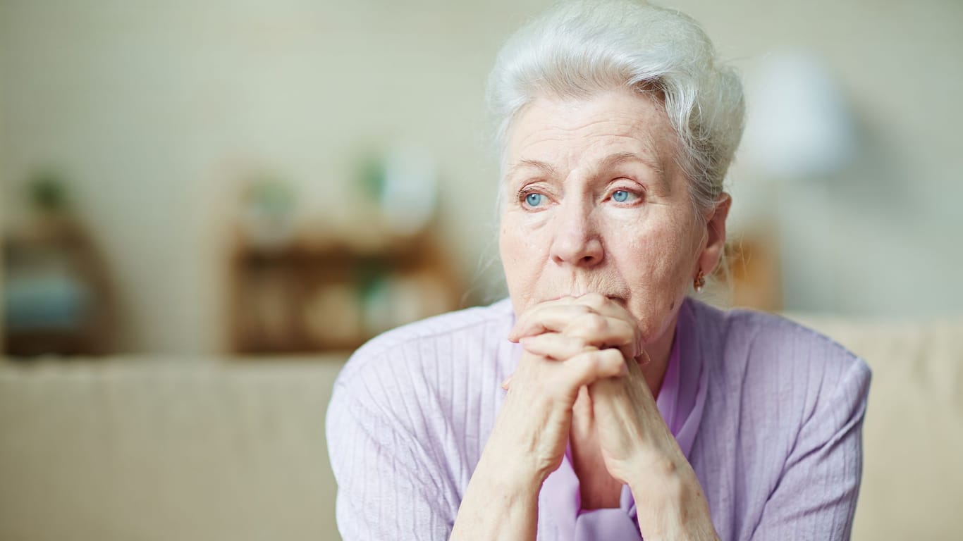 Rentnerin blickt nachdenklich (Symbolbild): Auch auf die Witwenrente fallen Sozialabgaben an.