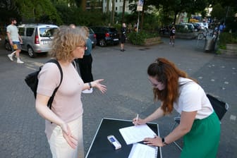 Ruth Clemens spricht, Katharina Pitko (r.) vom Büro für Bürgerbeteiligung schreibt fleißig mit: Am Brüsseler Platz konnten die Kölner ihrem Ärger über das Stadtbild Luft machen.