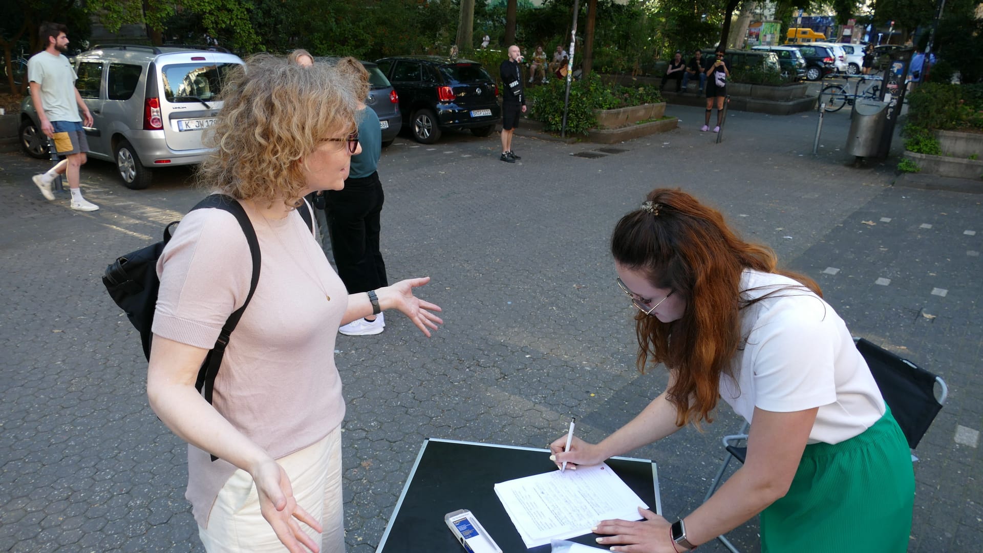 Ruth Clemens spricht, Katharina Pitko (r.) vom Büro für Bürgerbeteiligung schreibt fleißig mit: Am Brüsseler Platz konnten die Kölner ihrem Ärger über das Stadtbild Luft machen.