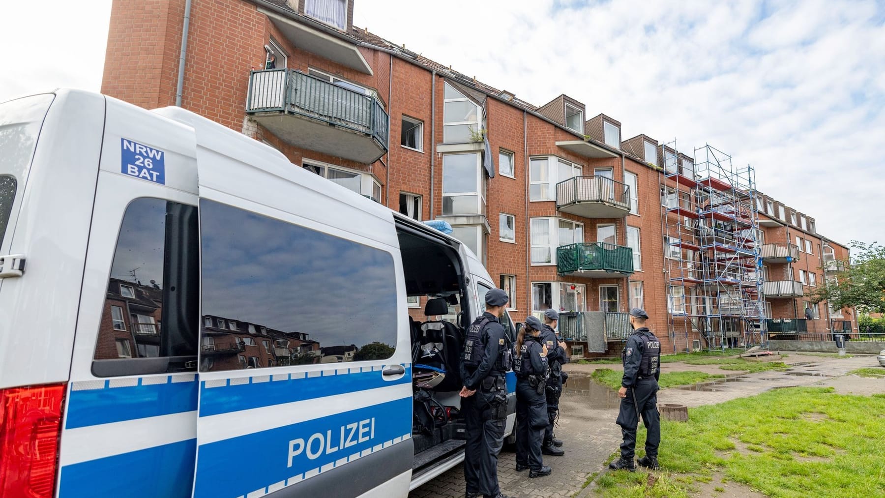 Razzia wegen Sozialbetrug Polizei durchkämmt sechs Häuser in Duisburg
