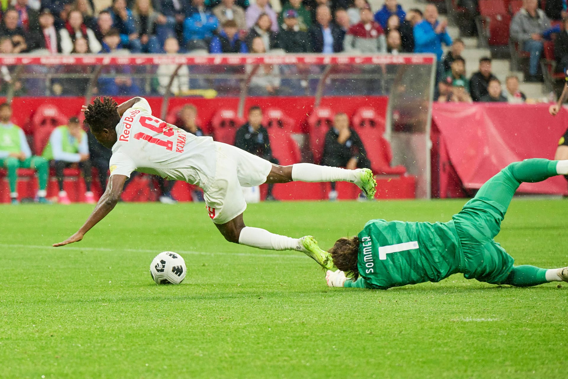 Eine Meisterschaft bei Bayern macht noch keinen Sommer: Der Inter-Keeper holt Salzburgs Karim Konaté rüde von den Beinen.