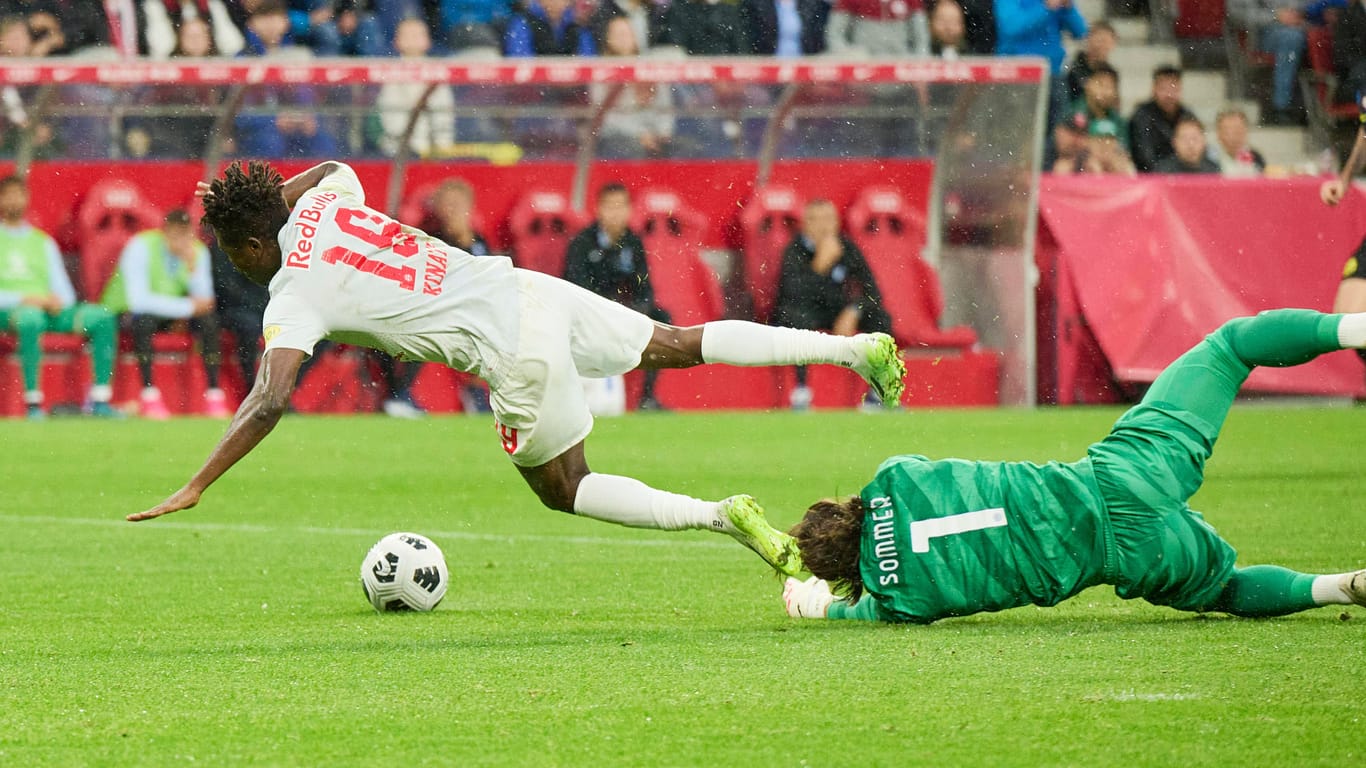 Eine Meisterschaft bei Bayern macht noch keinen Sommer: Der Inter-Keeper holt Salzburgs Karim Konaté rüde von den Beinen.