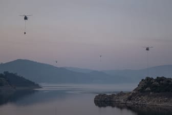 Türkische Löschhelikopter nutzen das Wasser der Dardanellen zum Löschen der Brände.