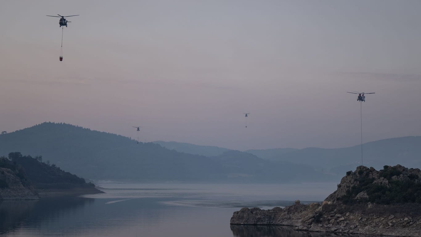 Türkische Löschhelikopter nutzen das Wasser der Dardanellen zum Löschen der Brände.