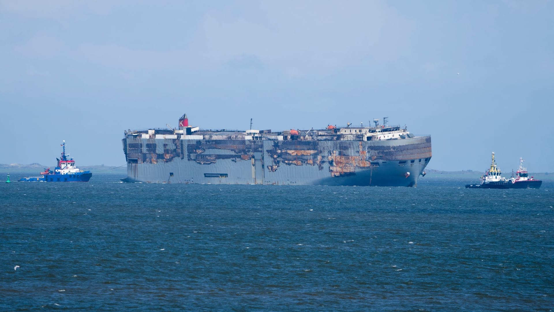 Der Autofrachter "Fremantle Highway": Er wurde von zwei Booten auf der Außenems vor Borkum geschleppt.